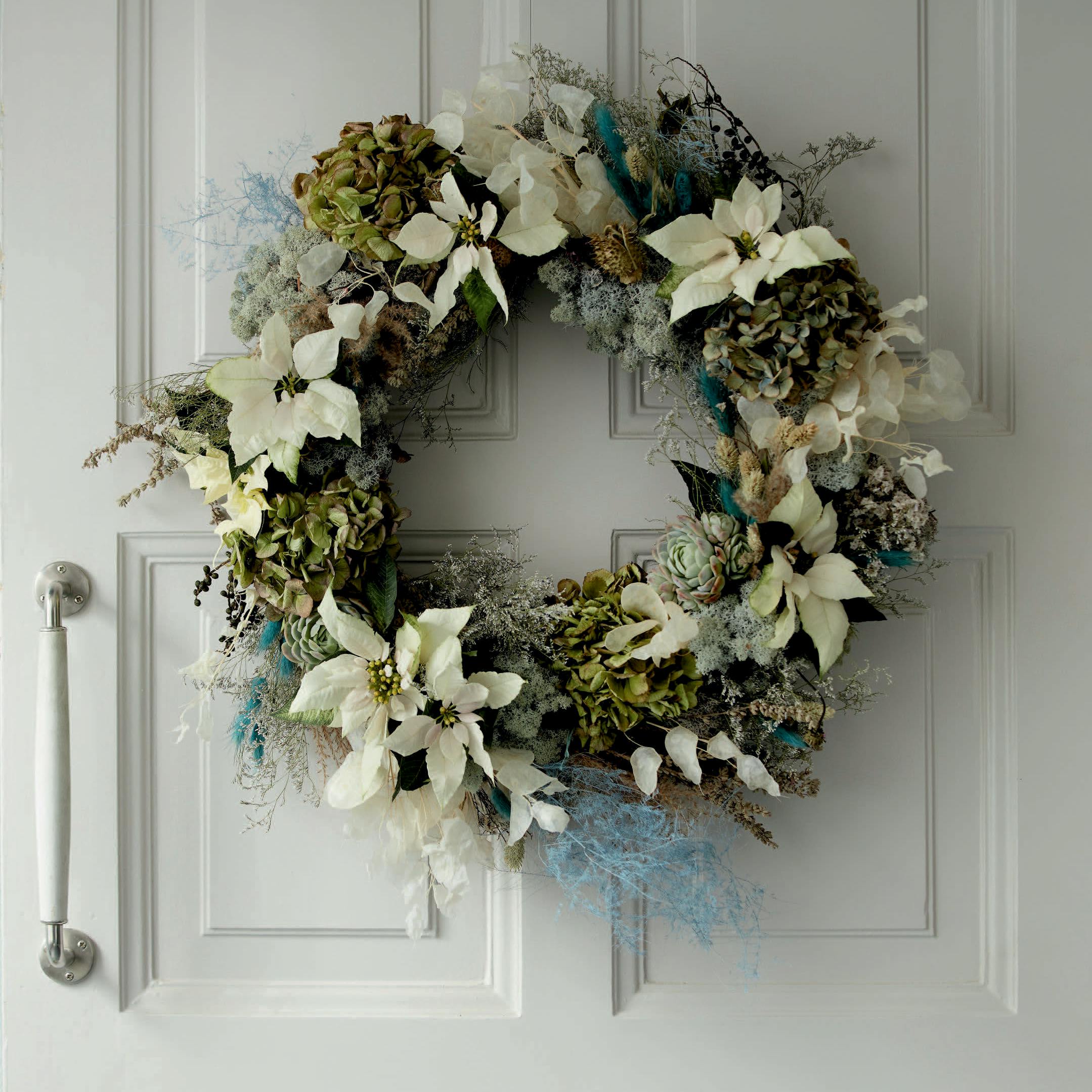 Dørkrans med grønt og hvide julestjerner