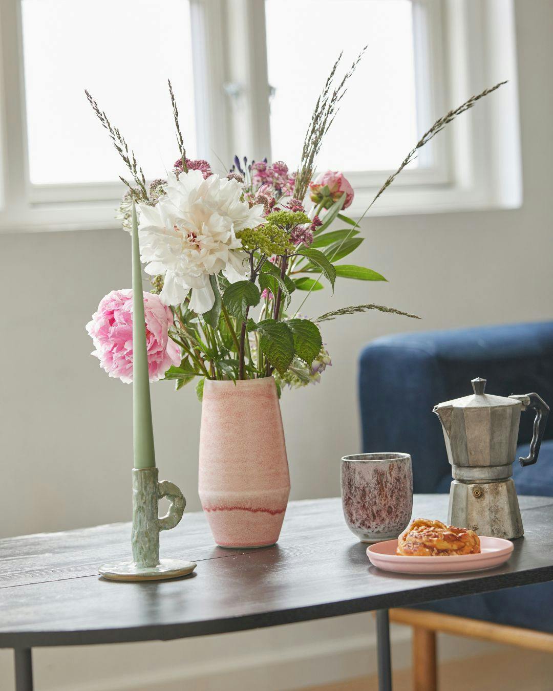 Julies-the-garden-vaser-på-bordet