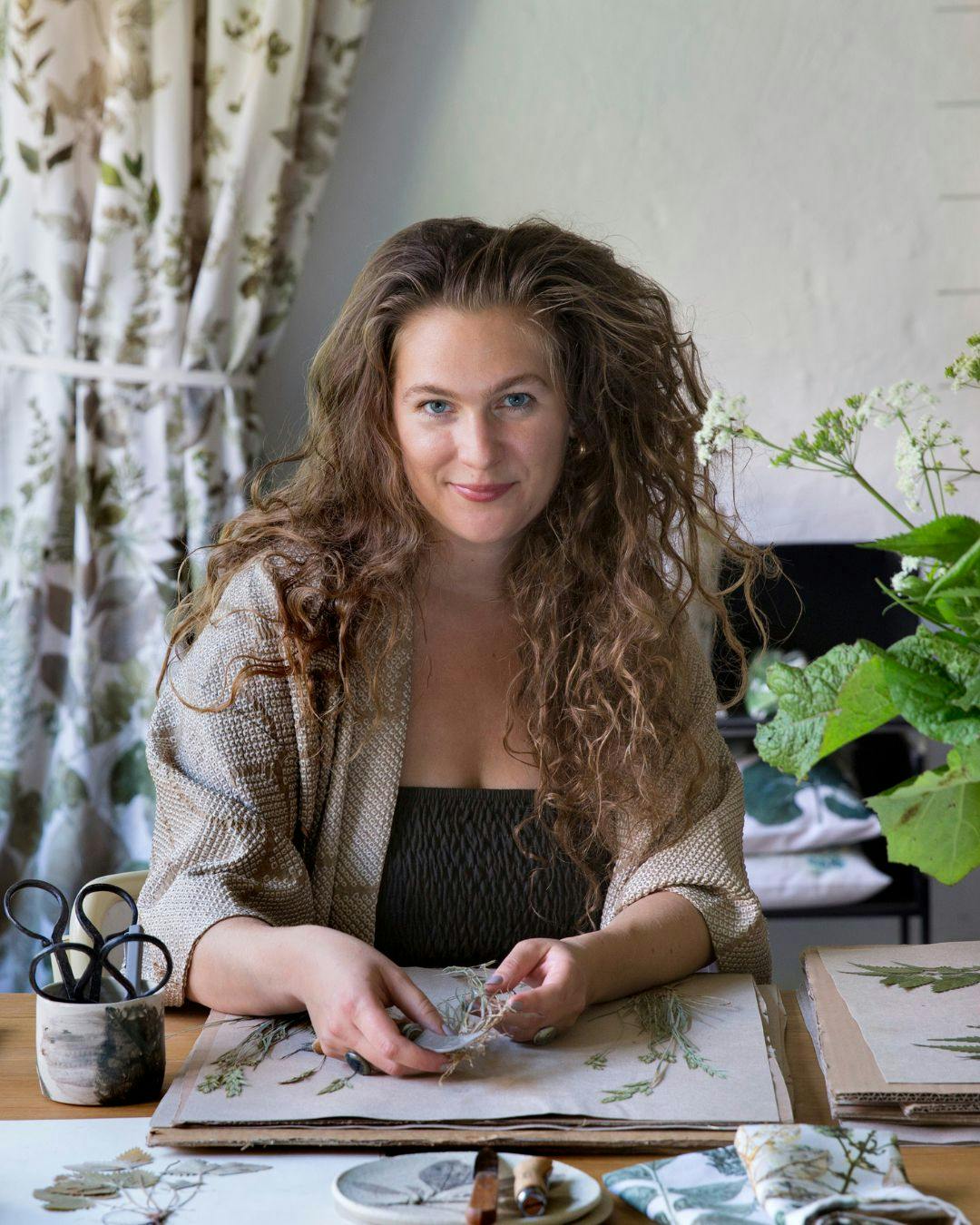 Nathalie-laver-plantetryk-på-gamle-tekstiler