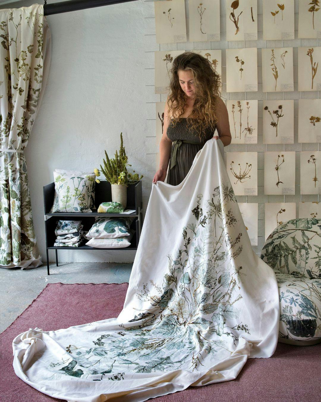 Nathalie-viser-plantetryk-på-kasseret-dug
