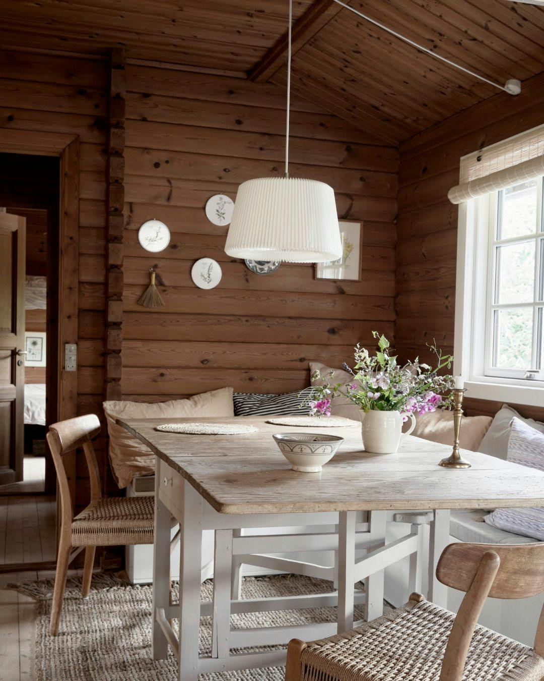 spisestue-med-naturlige-materialer-hytte