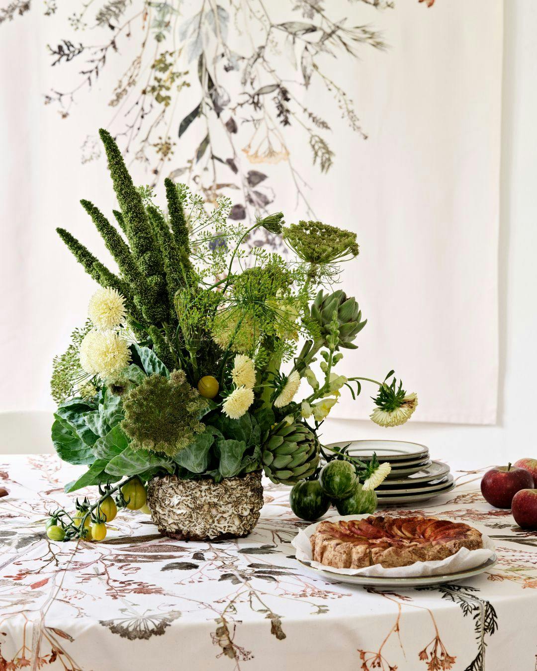 bord-dækket-med-vilde-planter-og-svalderkål