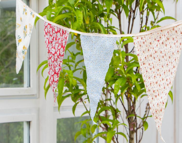 DIY: Festlig flagranke af stofrester | ISABELLAS