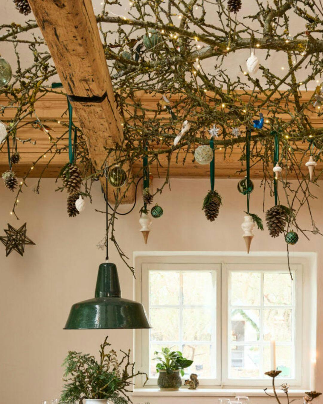 gren-over-spisebord-med-julepynt