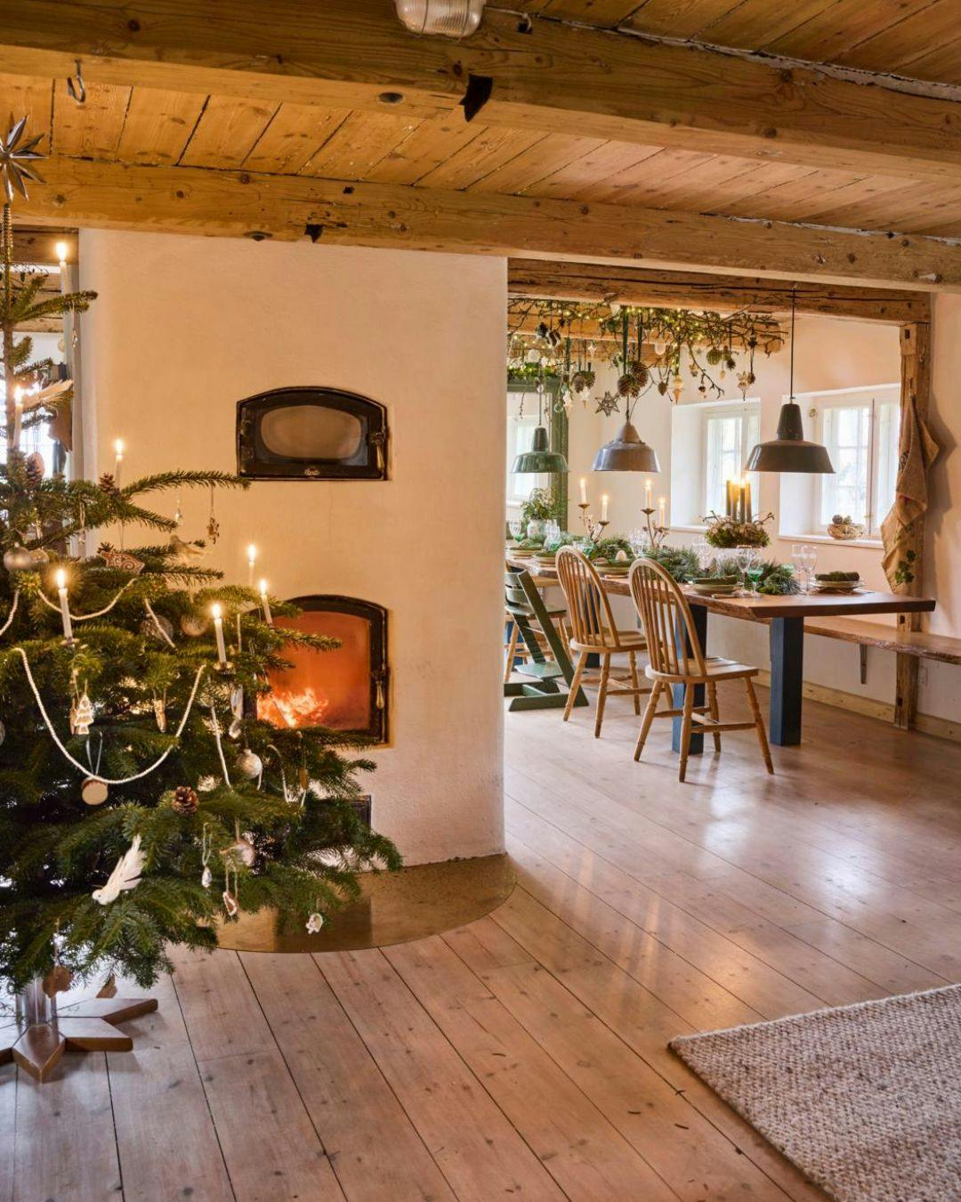 juletræ-pyntet-og-klar