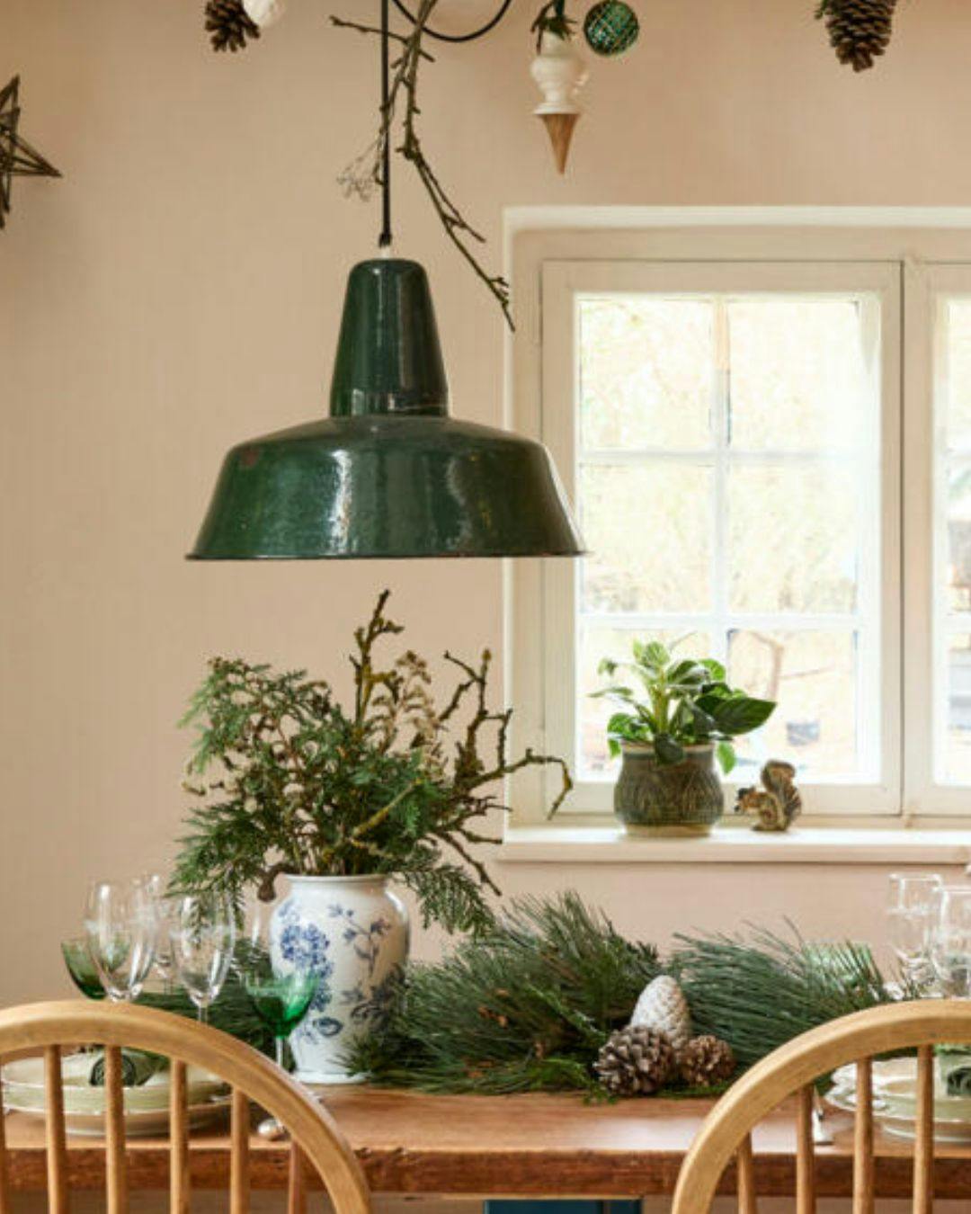 samler-kogler-og-gran-fra-skoven-og-inviterer-inden-for