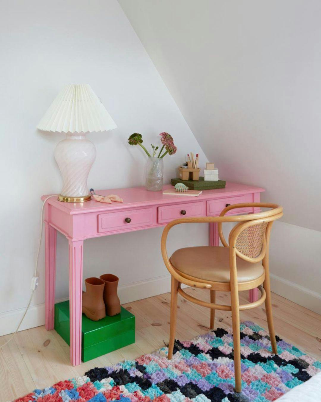 Mal et gammelt møbel