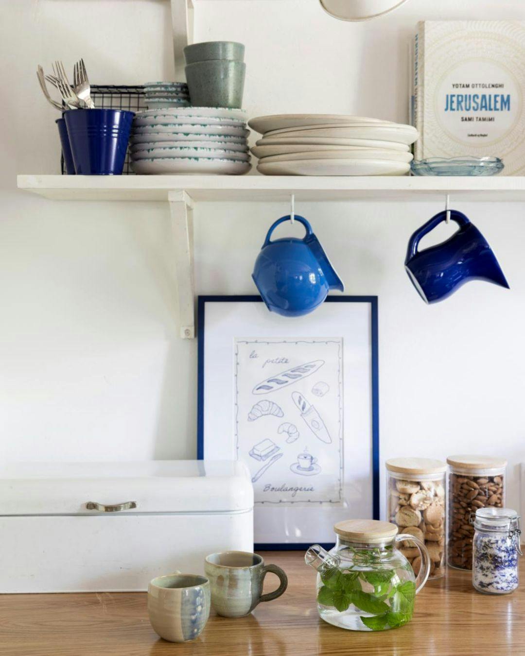 hylde-med-blå-kopper