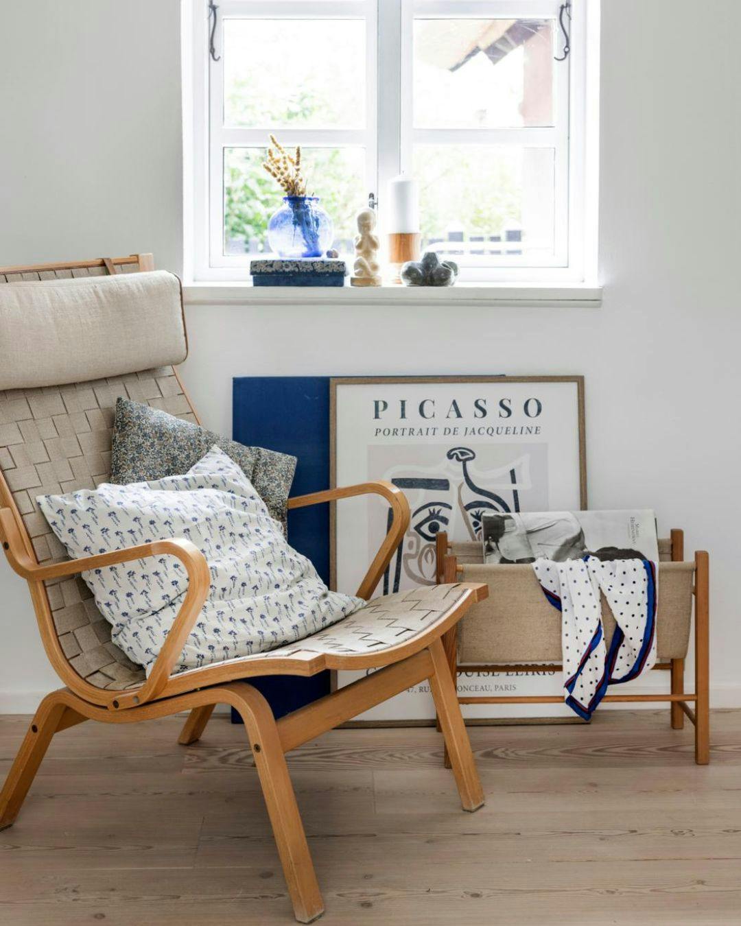 indret-et-afslappende-hjørne-med-blå-detaljer