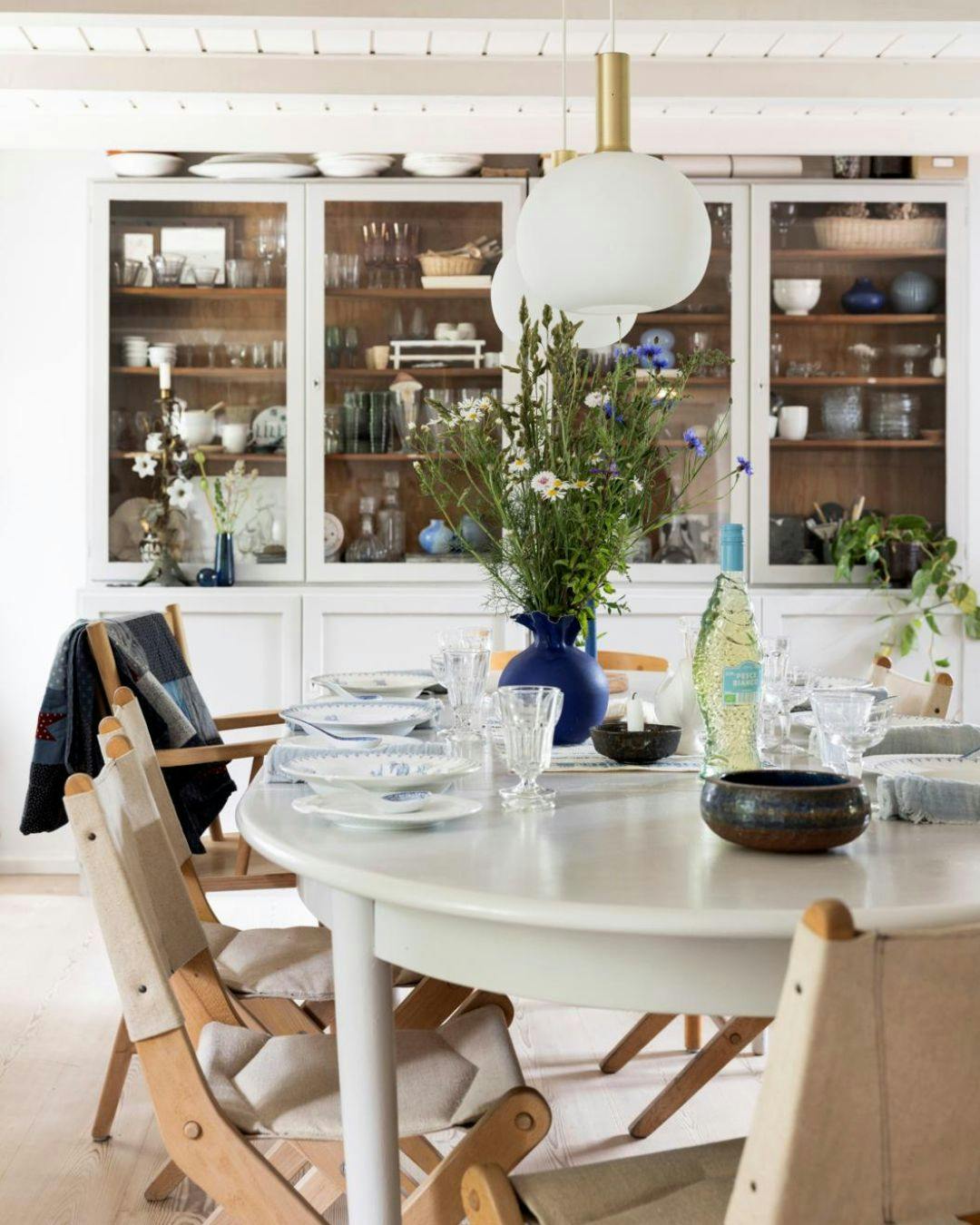 spisebord-med-blå-keramikvase