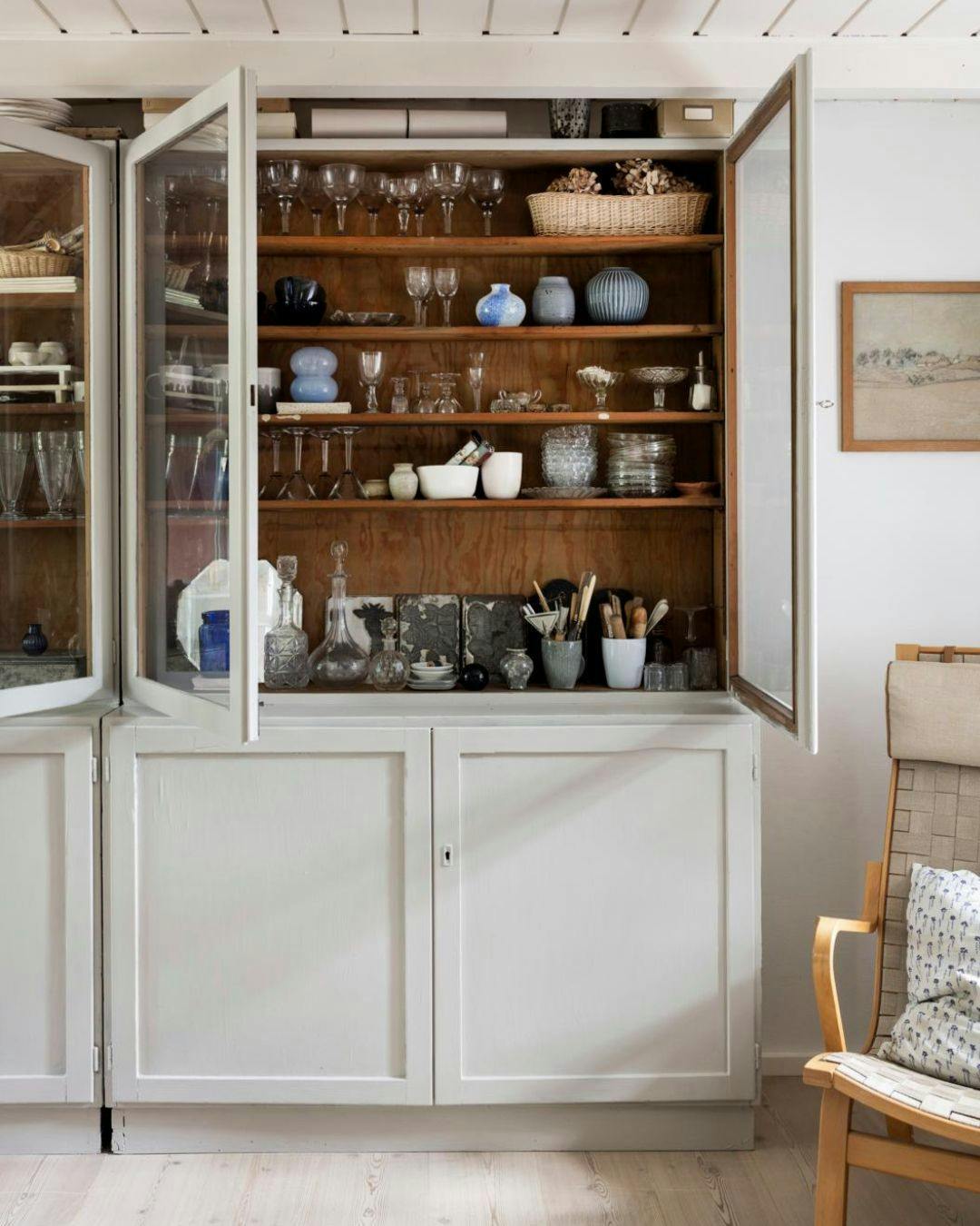 vitrineskab-med-blå-keramik