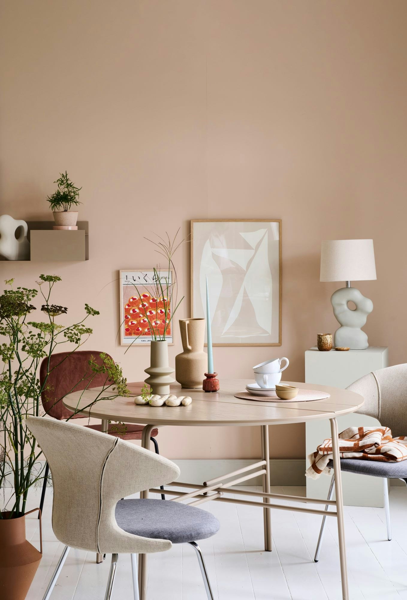 Stue med spisebord og lyserøde nuancer