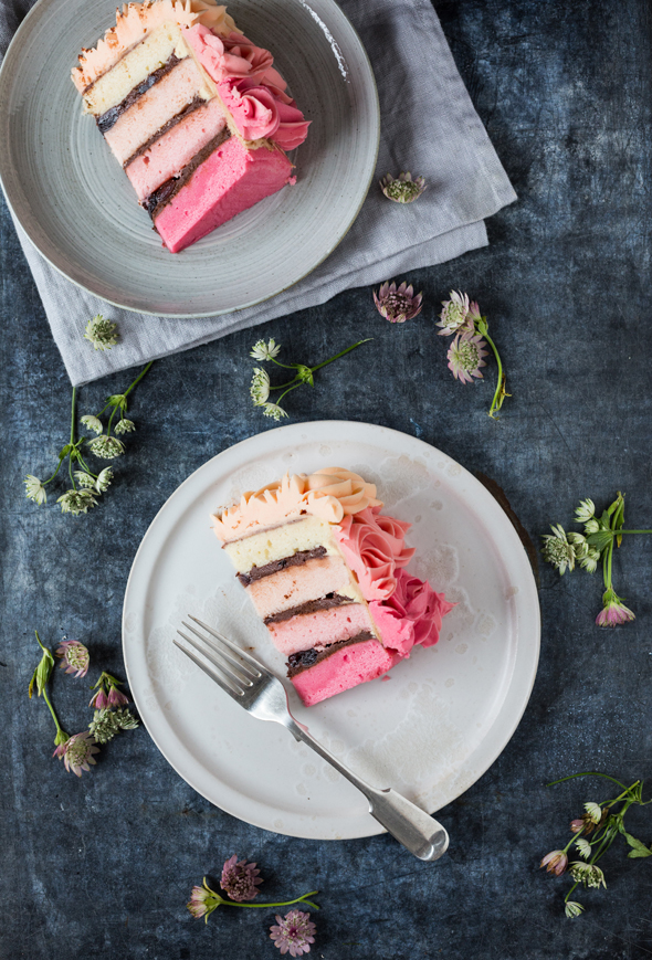 Pink festkage med mørk chokolade- og kirsebærcreme 