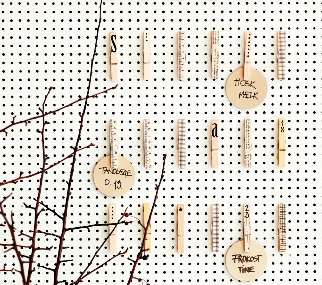 kreativ idé med tøjklemmer - klemmekalender.