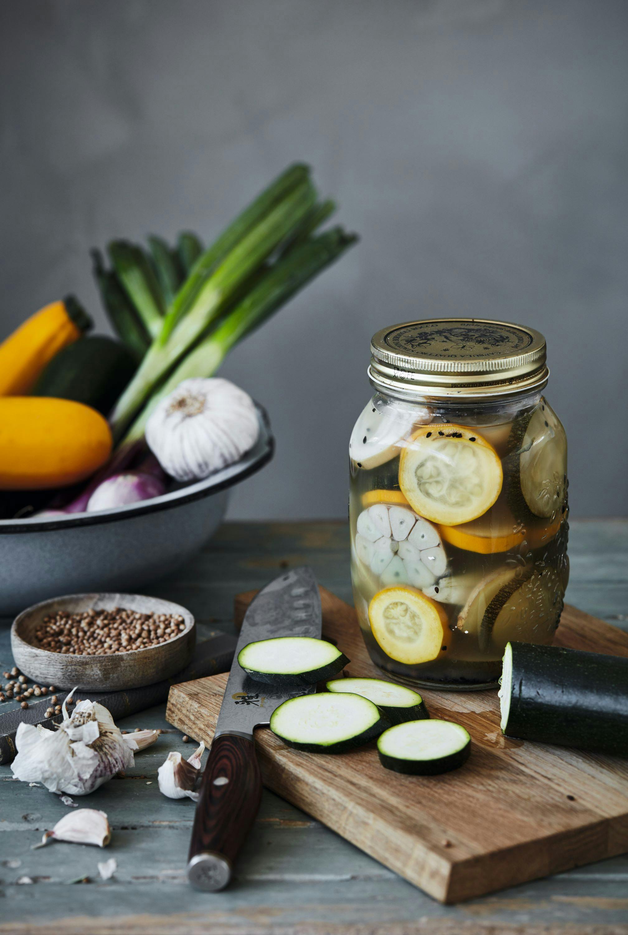 Opskrift på fermenteret squash med hvidløg