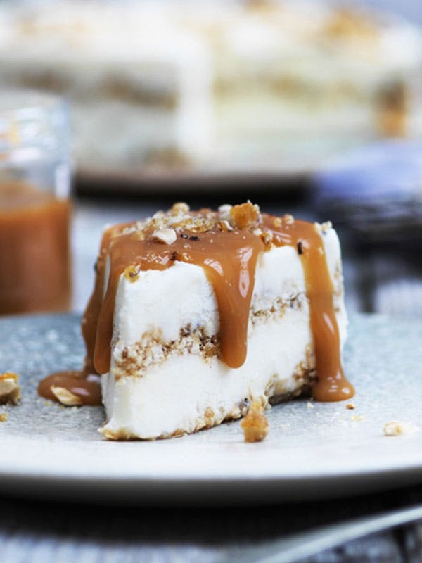 Islagkage med nougat og karamelsauce