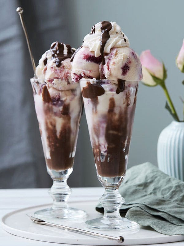 kirsebaersundae-med-chokoladesauce