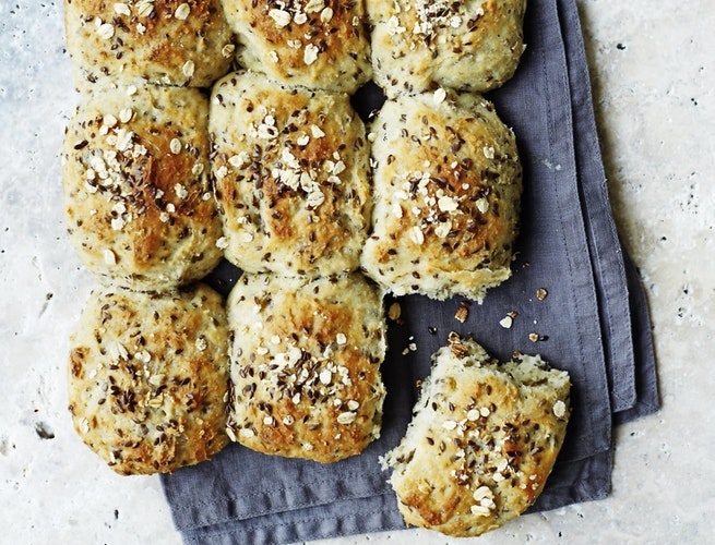 Nemt morgenbrød: Koldhævede morgenboller.