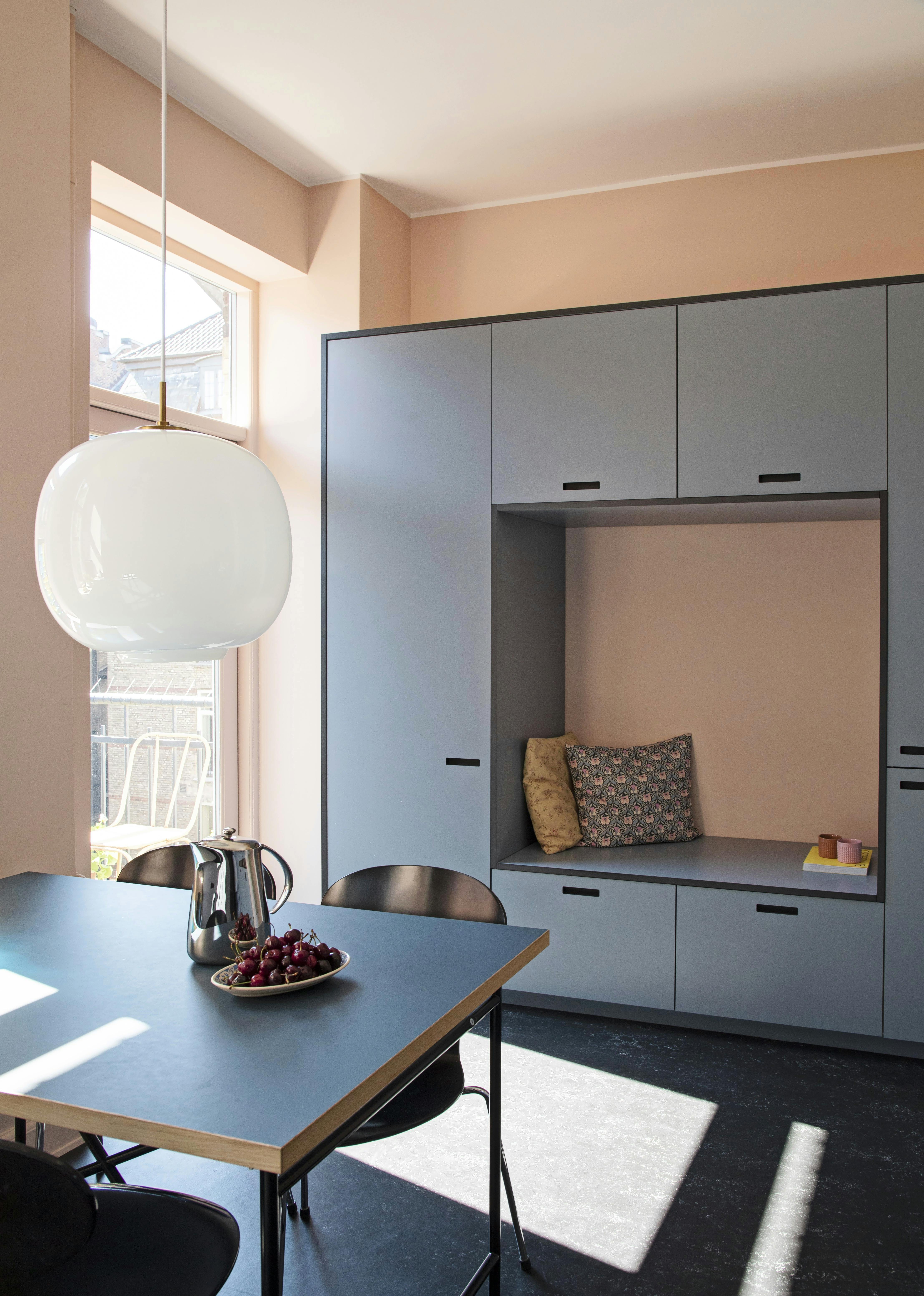 Skab med indbygget sideplads ad IKEA-moduler