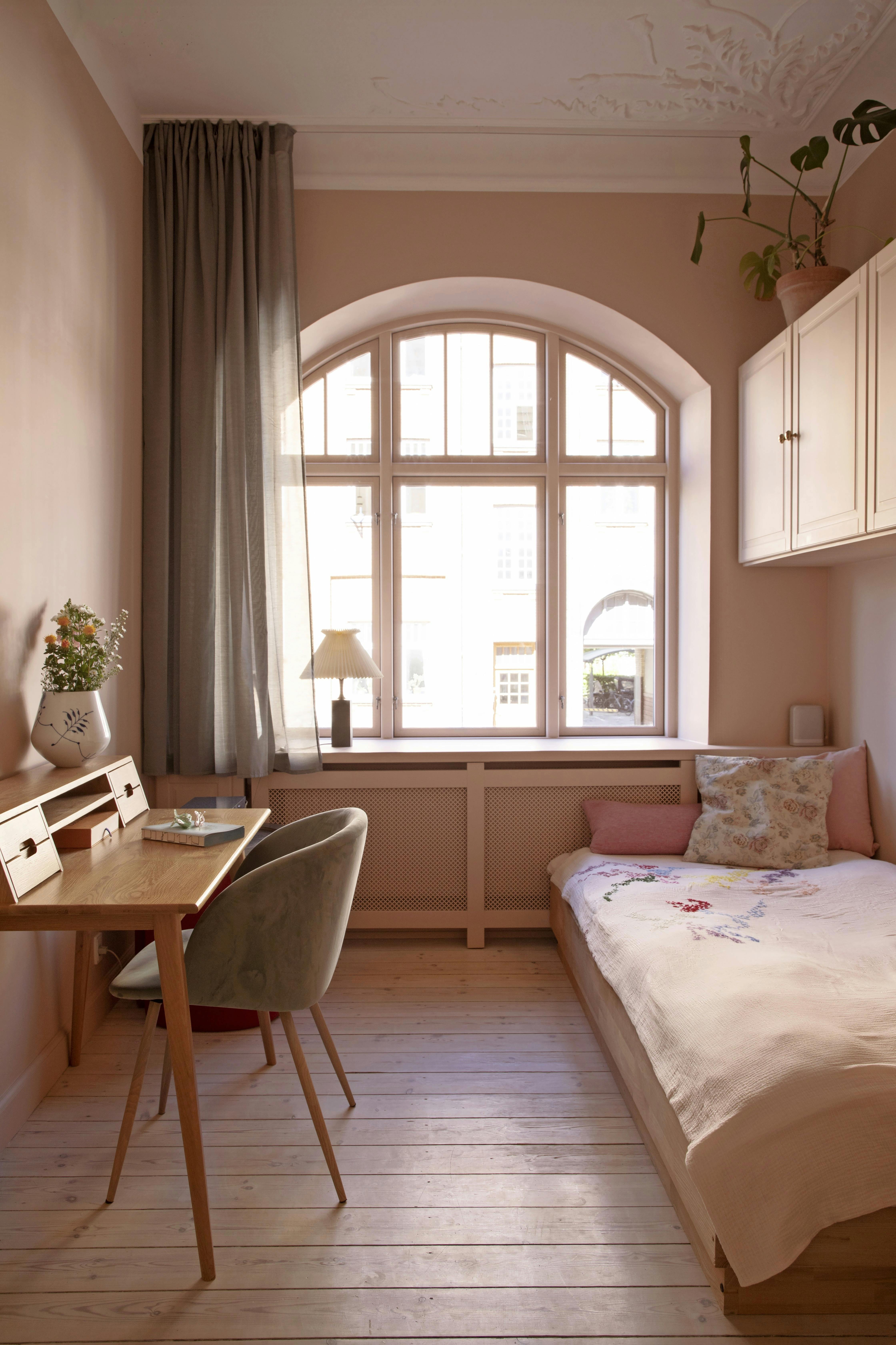 Soveværelse i lyserøde nuancer