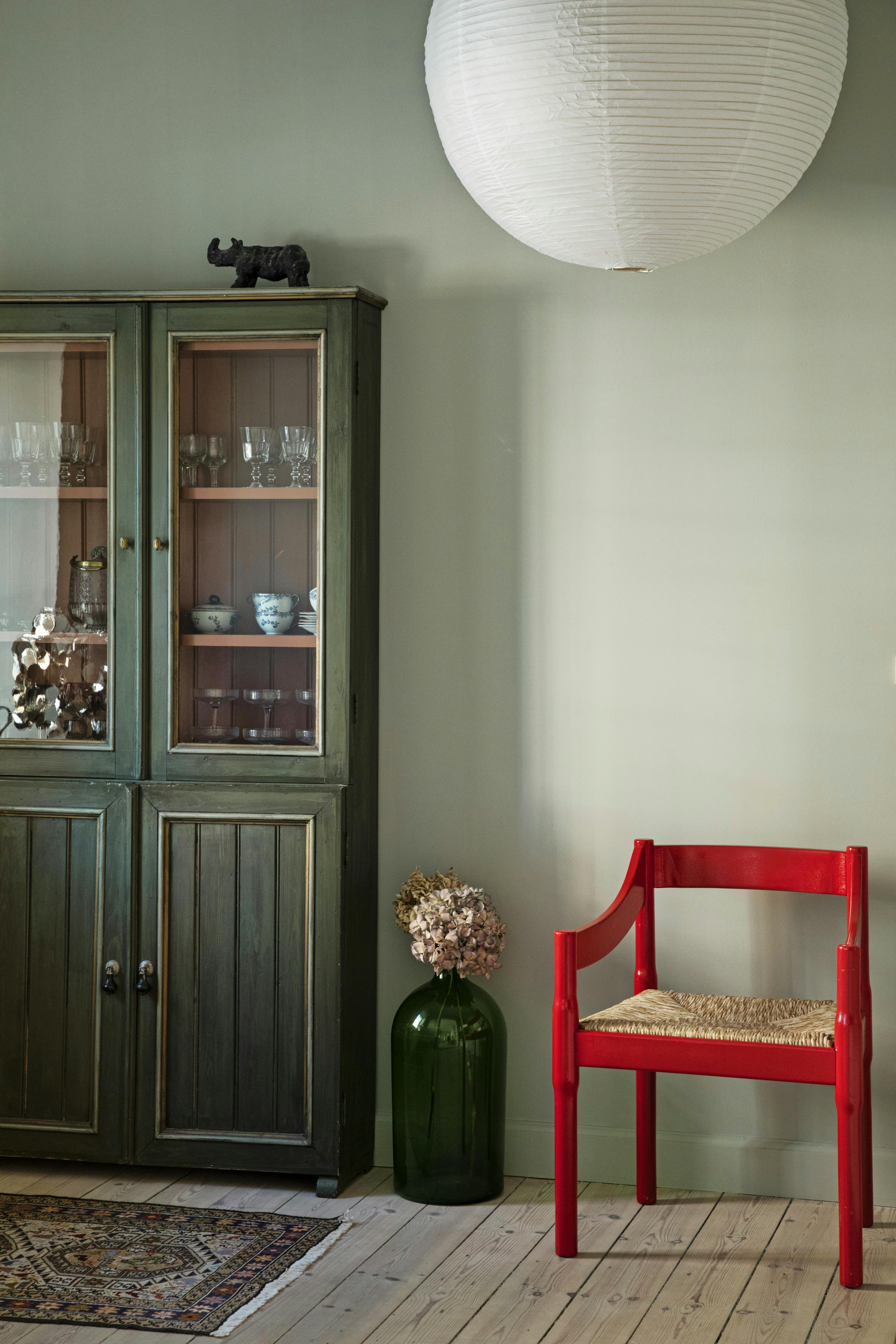 Stue i grønne farver med rød Fritz Hansen stol
