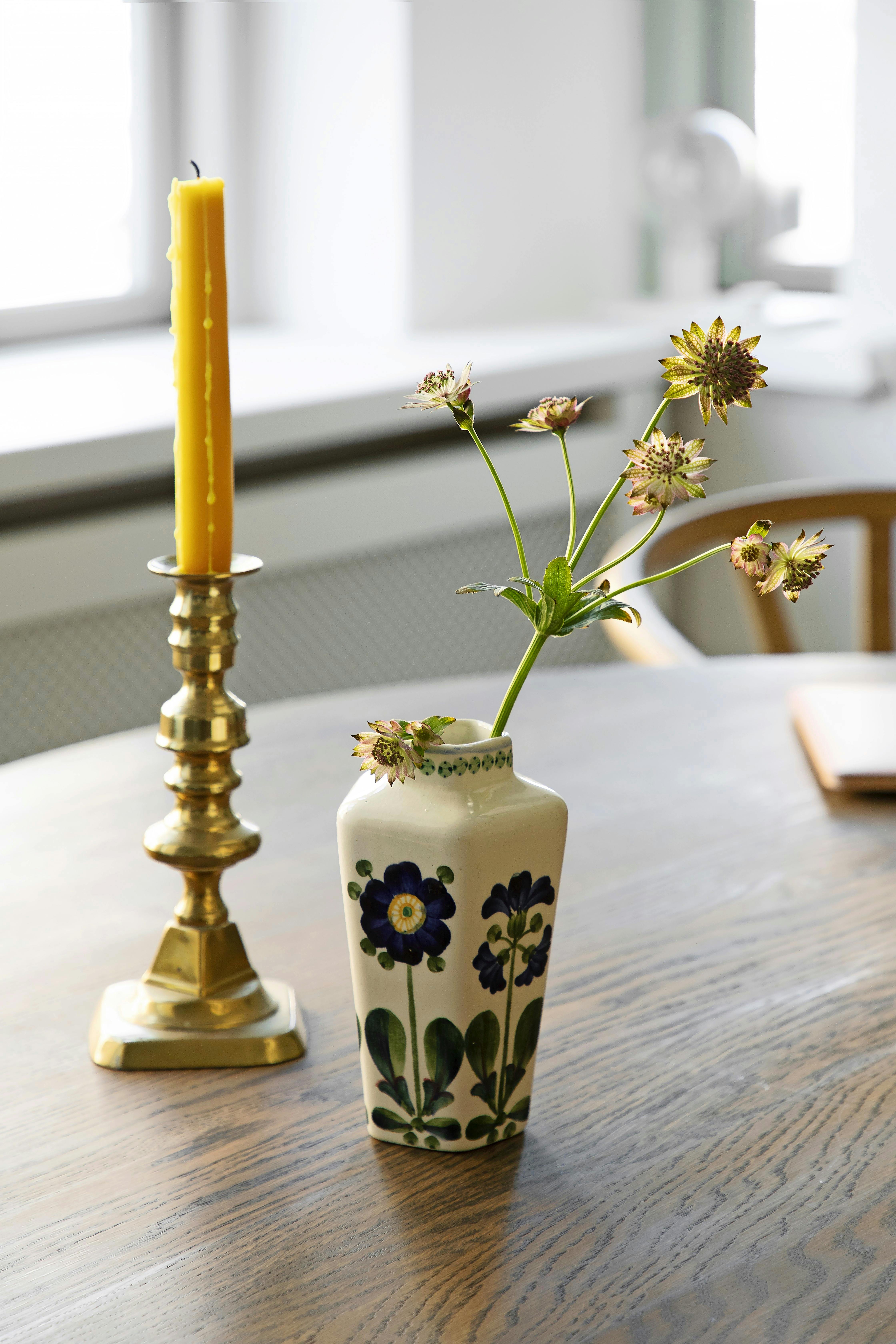 Messingstage og sød vase