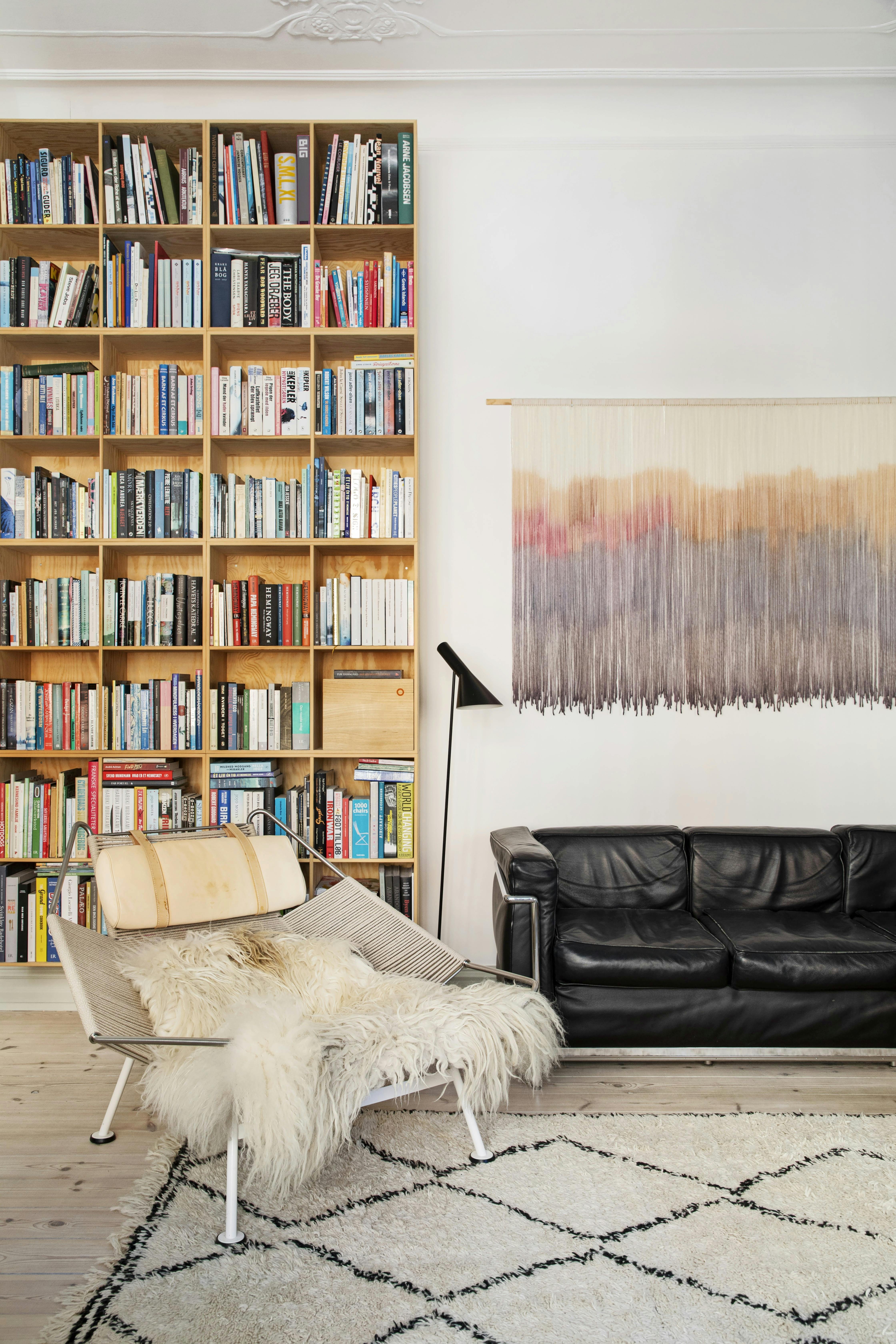 Stue med stor bogreol