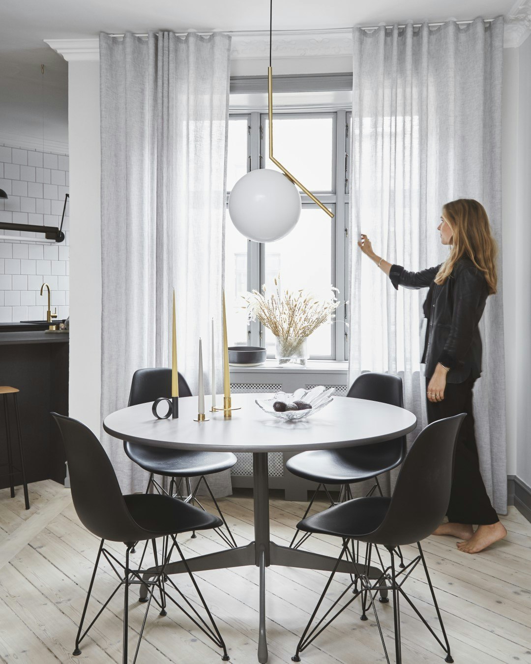 Gardiner tilføjer et taktilt element i hjemmet, skærmer mod indblik og forvandler skarpe solstråler til et blødt dagslys.