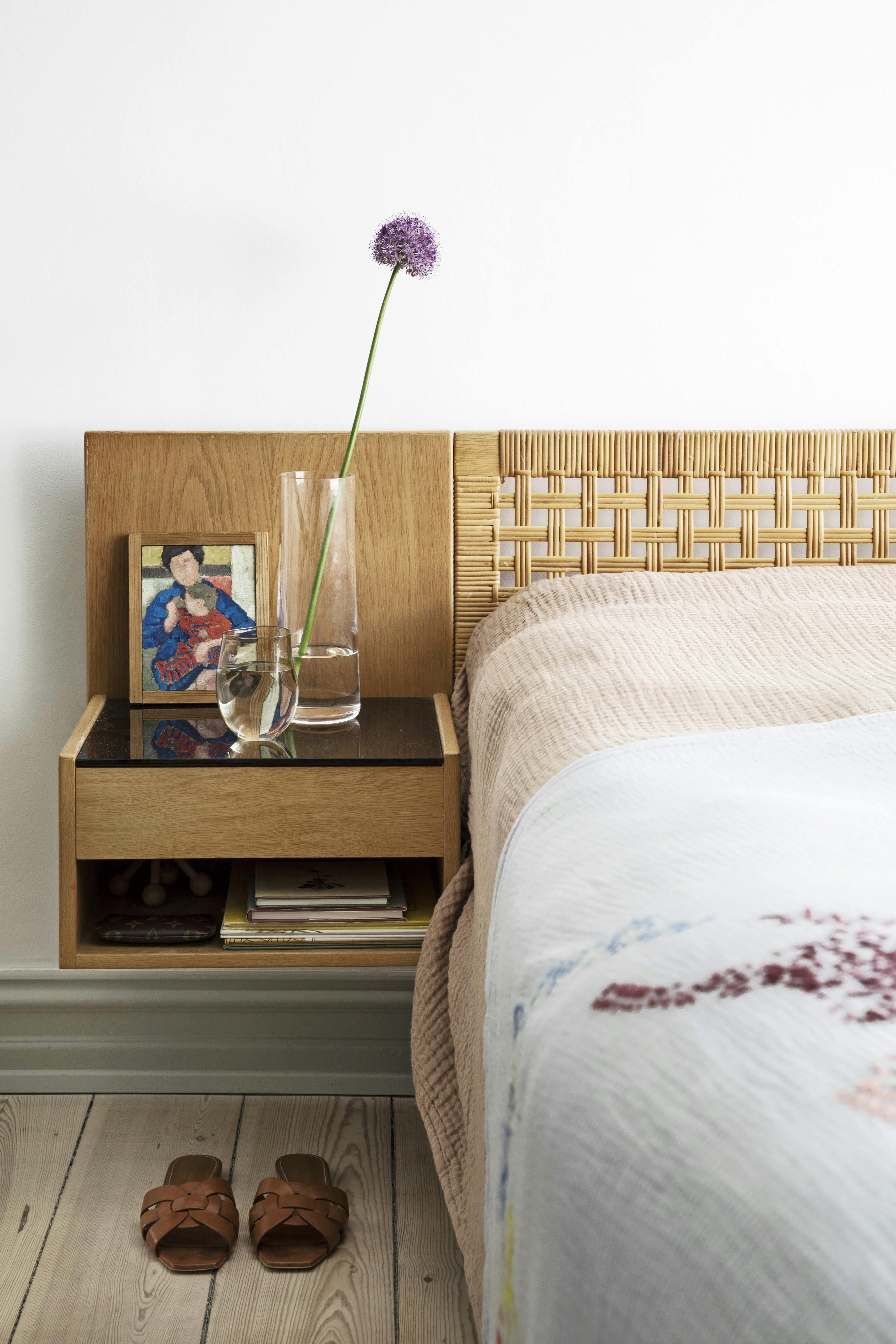 Sengeramme med gavl og integreret natbord