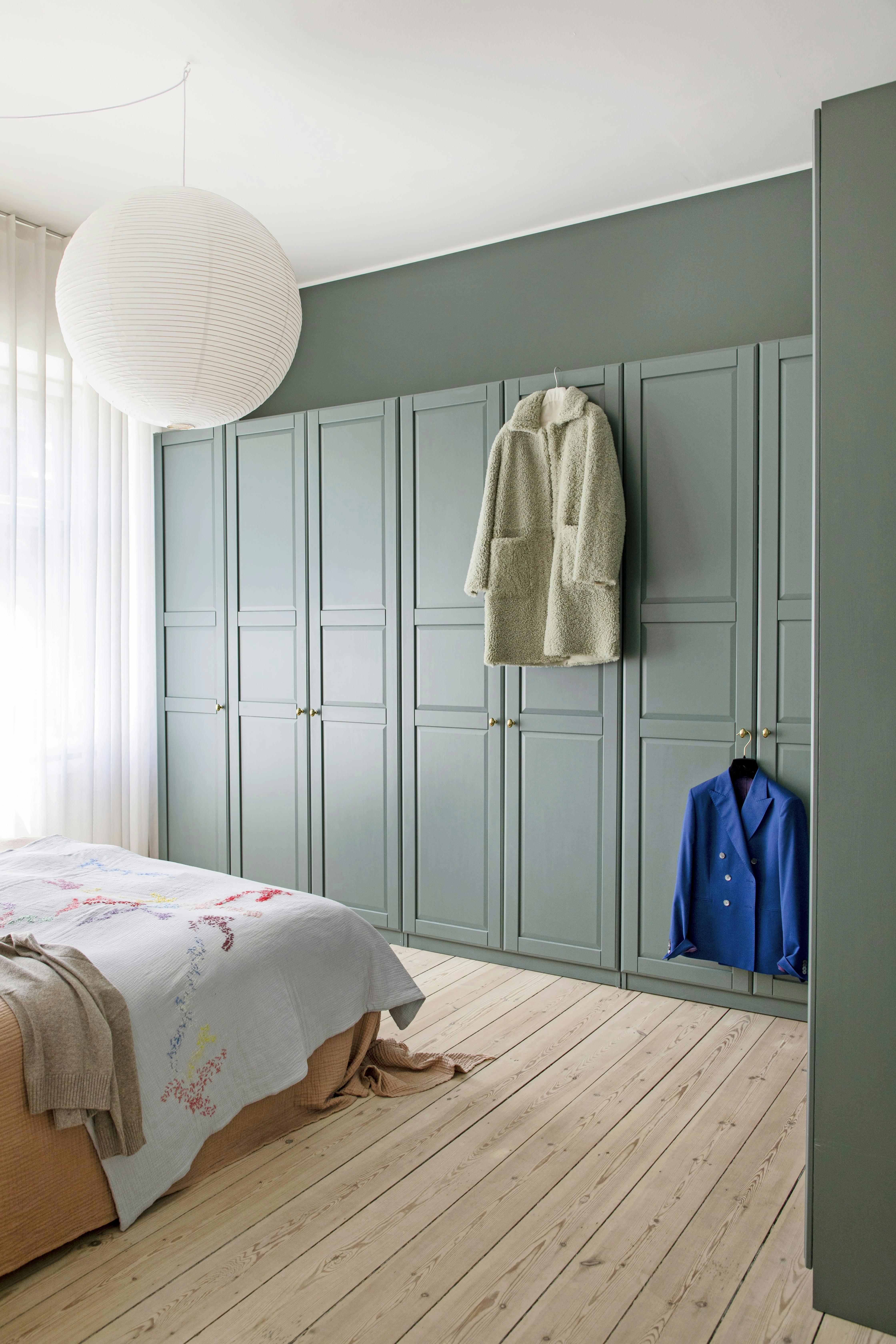 Soveværelse med stort endeskab og rolige nuancer