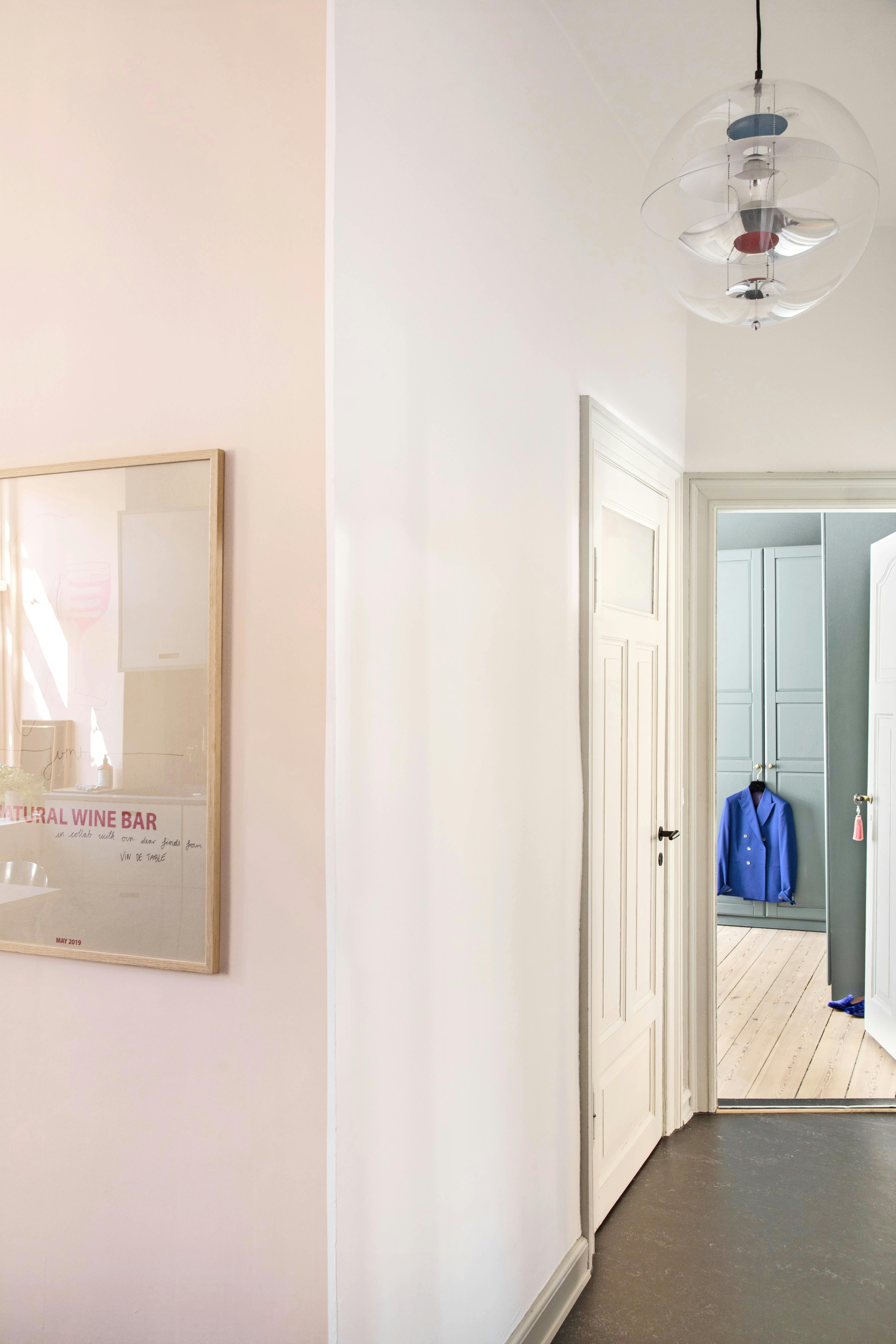 Lyserødt gangareal med sort linoleumsgulv