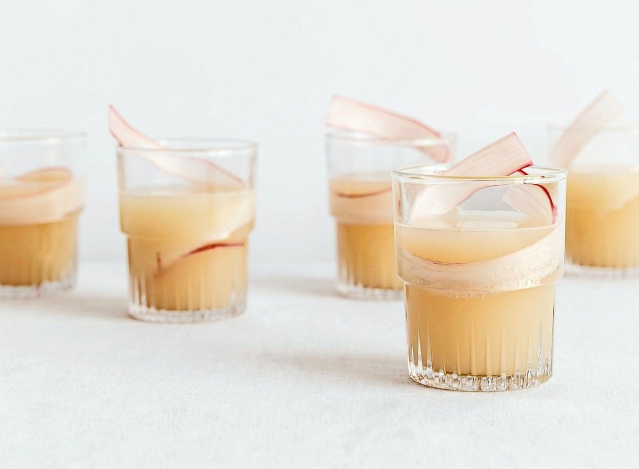 Cocktail med rabarber og lakrids