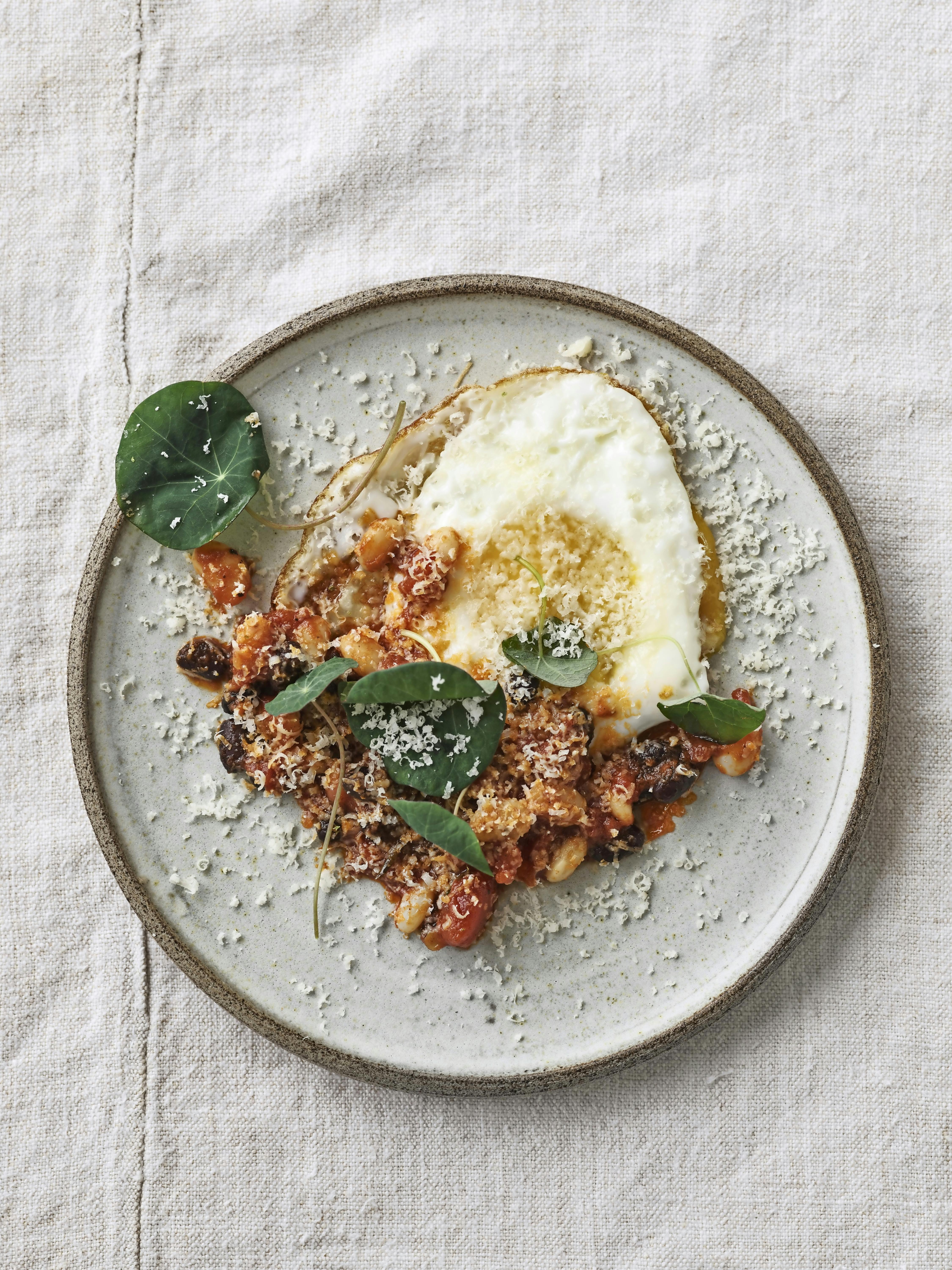 Opskrift på baked beans med chorizo og spejlæg