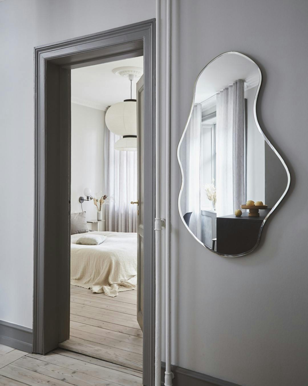 Skab spil i din fordelingsgang ved at lege med forskellige nuancer af samme farve.