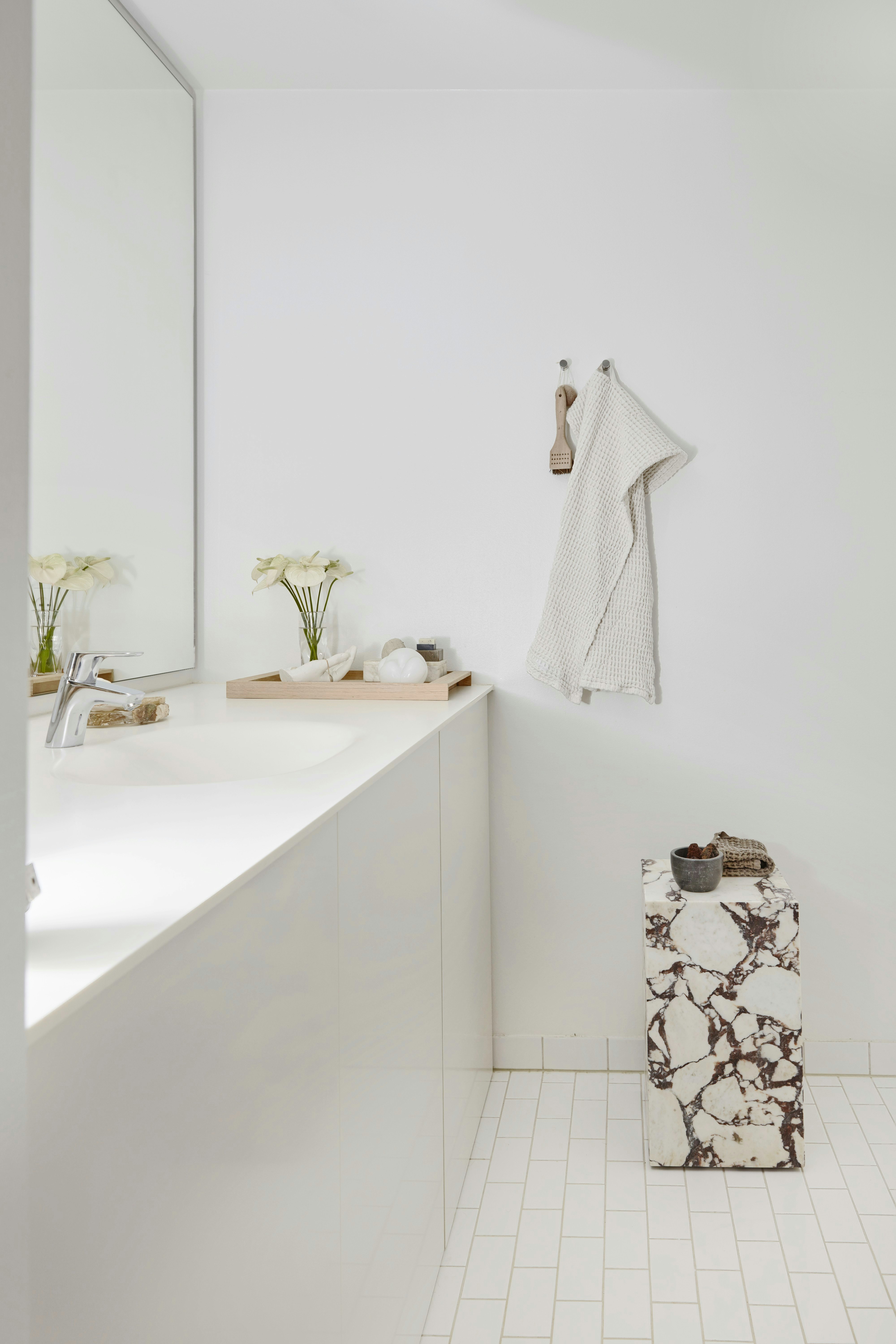Hvidt badeværelse i minimalistisk stil