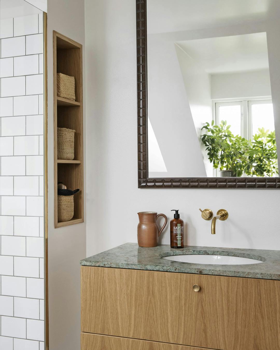 badevaerelse_spejl-kande_vintage_fliser_hylder_egetrae