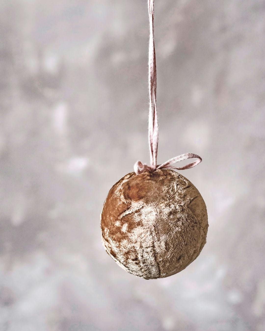 Bæredygtige julekugler er nemme at lave - klip et stykke stof og sæt det sammen med en lim