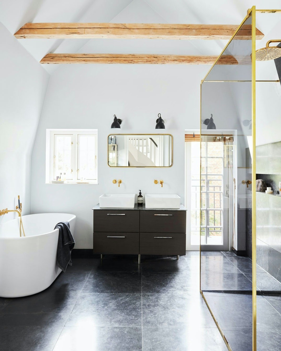 Elegant badeværelse med sort gulv