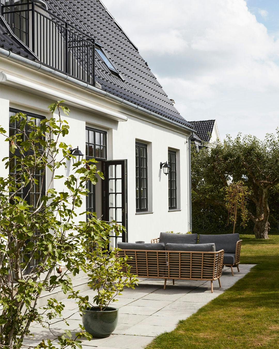 Birgitte Wuth patriciervilla hvid med sort tag