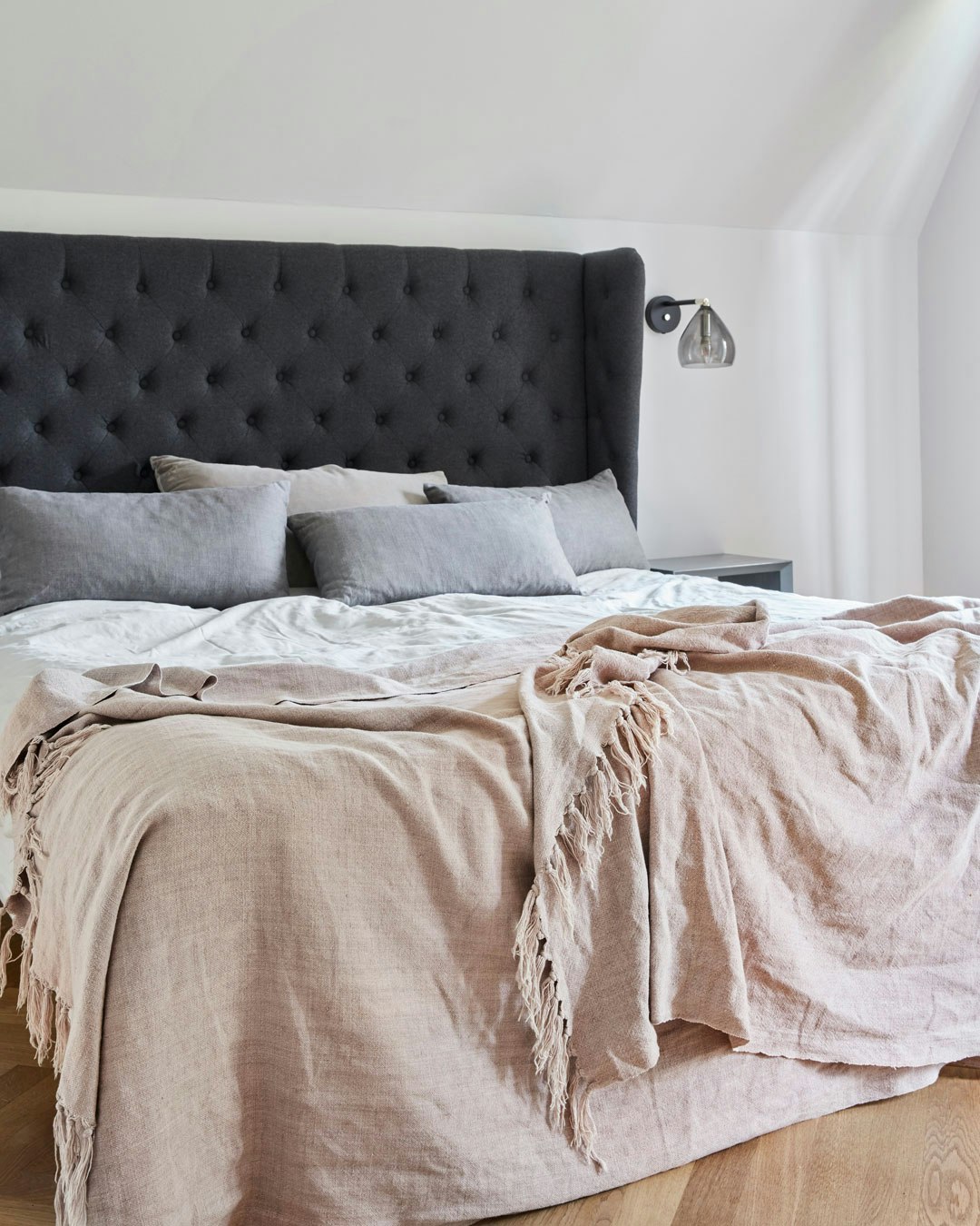Birgitte Wuth - soveværelse med grå sengegavl