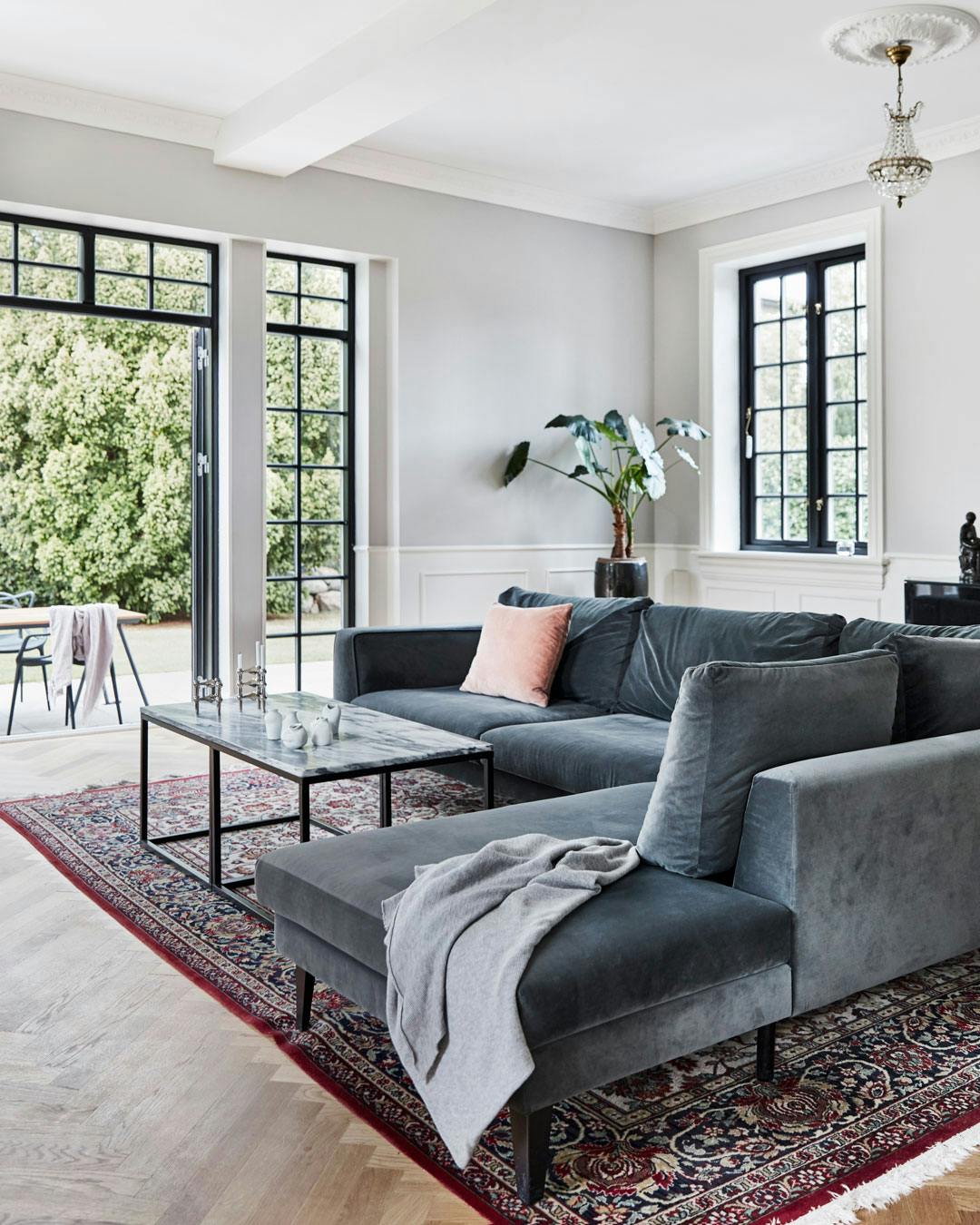 Birgitte Wuth - grå veloursofa i stue