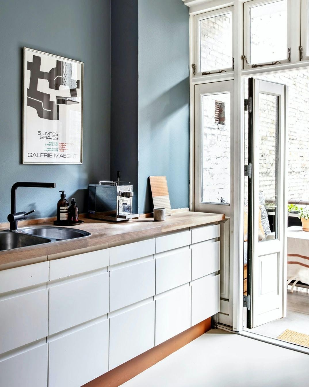 Køkken med malet væg