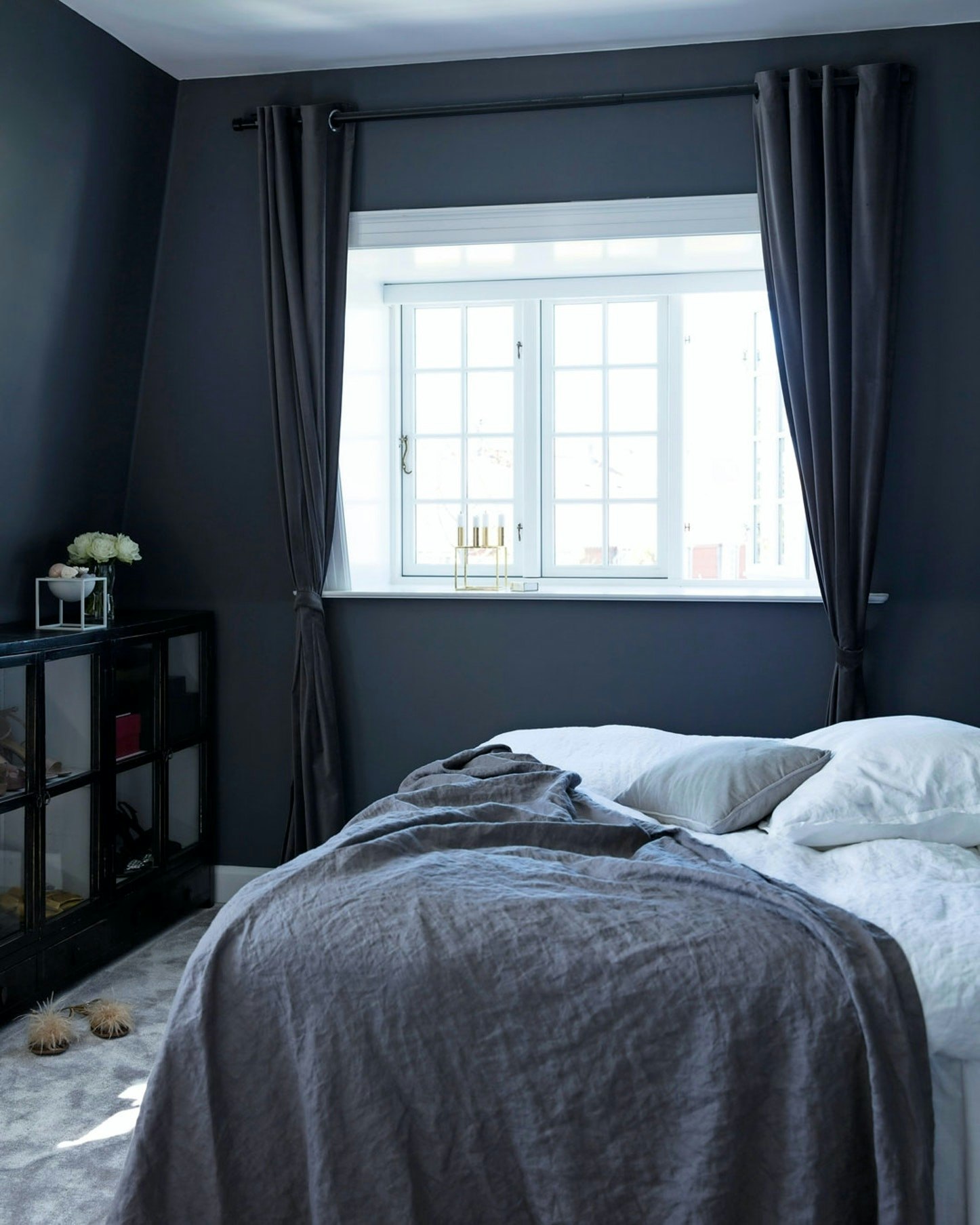 Mørkt soveværelse med gråligt hør sengetæppe