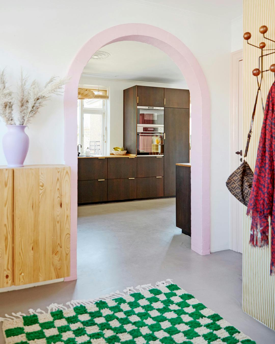 oligreportage_a_nordic_knitting_tale_villa_odense_kig_til_koekken_ivar_ternet_taeppe