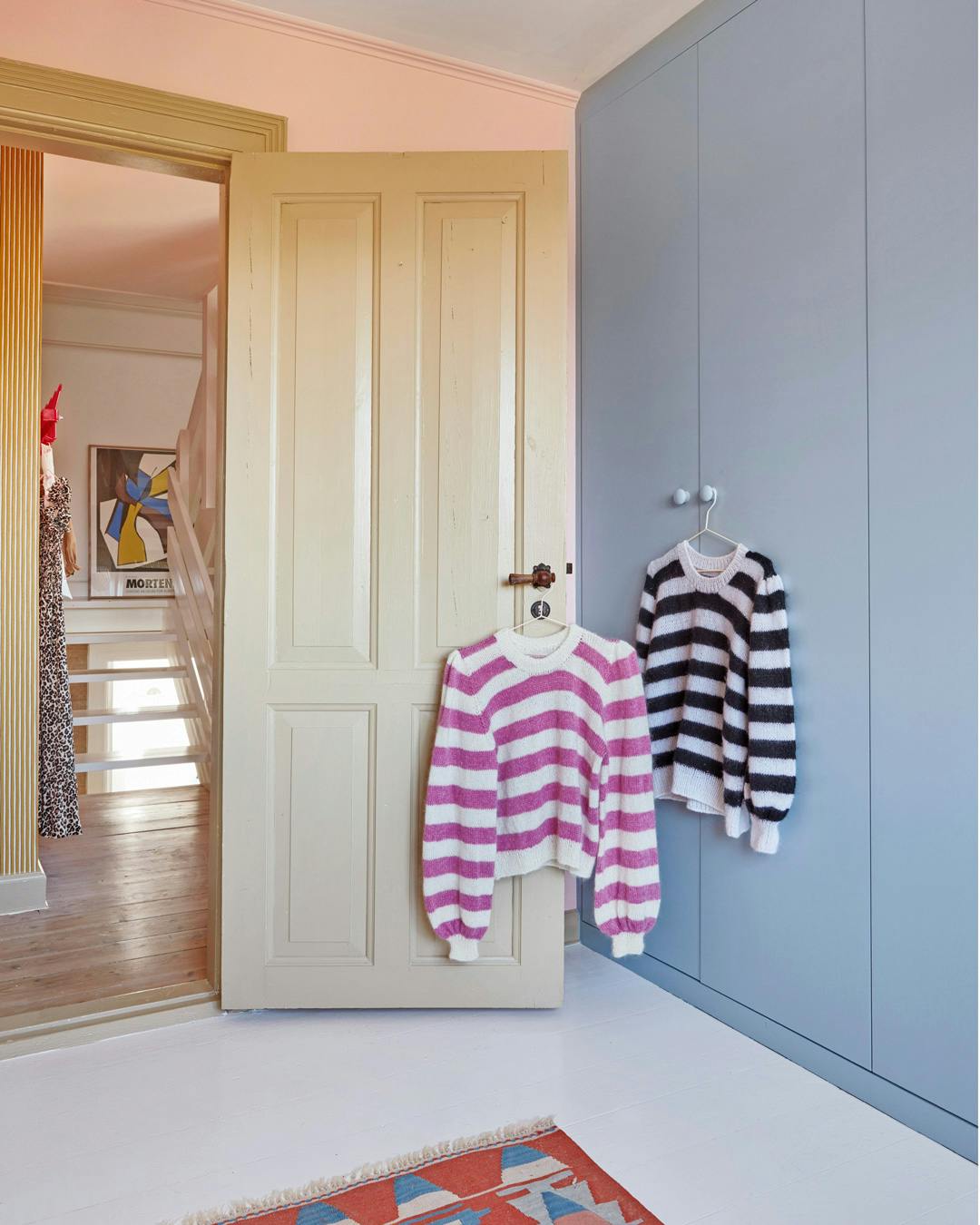 boligreportage_a_nordic_knitting_tale_villa_odense_lyseblaa_skabe.