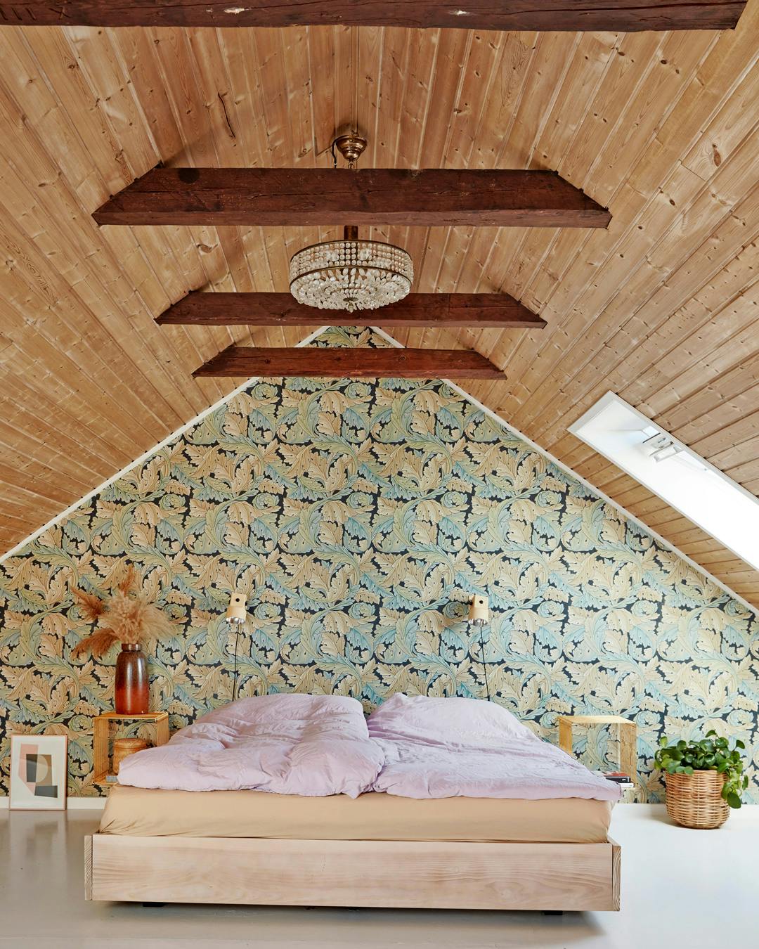 boligreportage_a_nordic_knitting_tale_villa_odense_sovevaerelse_william_morris_tapet.jpg