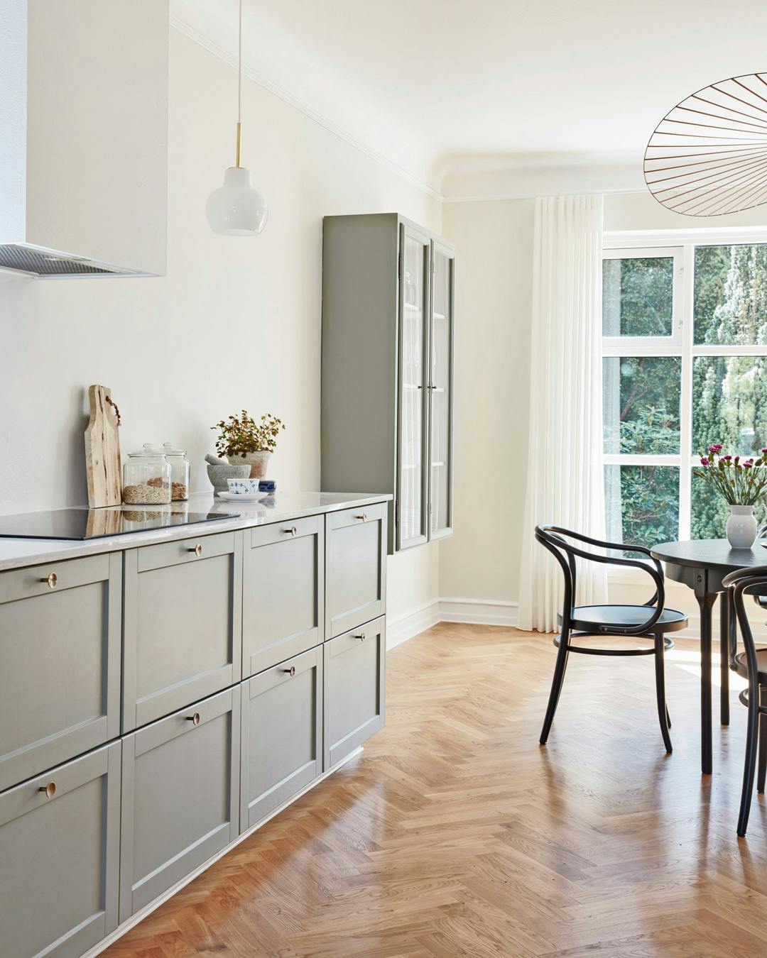 boligreportage_anne_nordbjerg_koekken_graat_herskabelig_stil