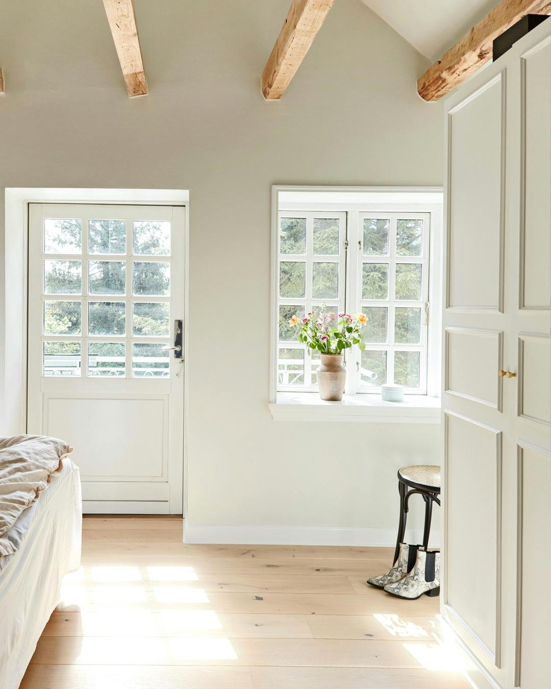 boligreportage_anne_nordbjerg_sovevaerelse_fritlagte_spaer_indbyggetskab