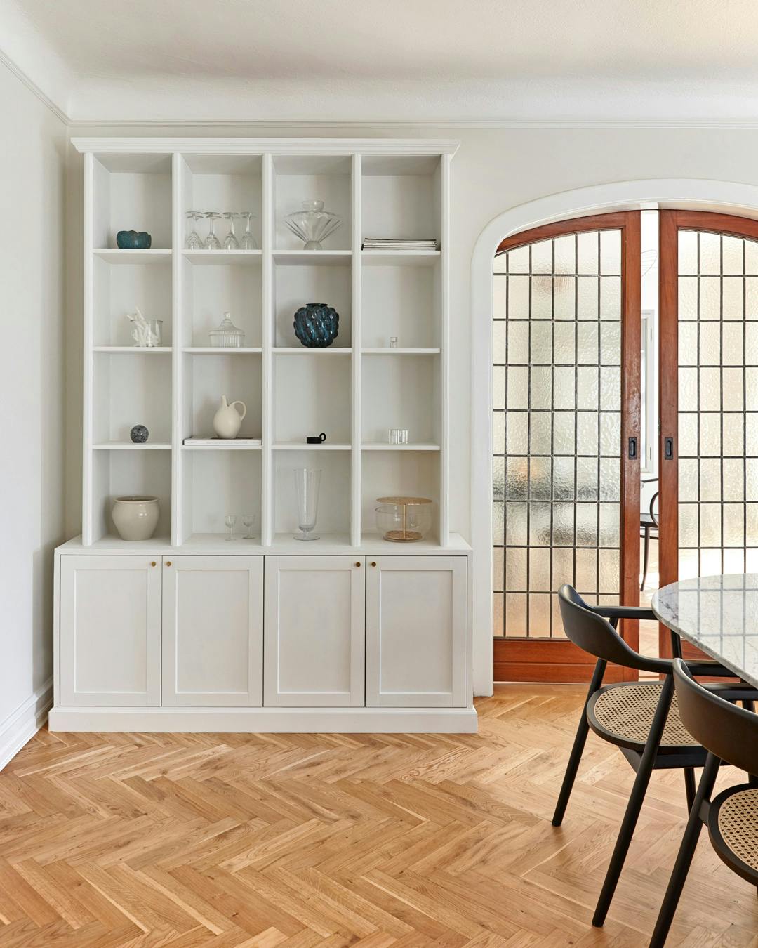 boligreportage_anne_nordbjerg_spisestue_indbygget_reol