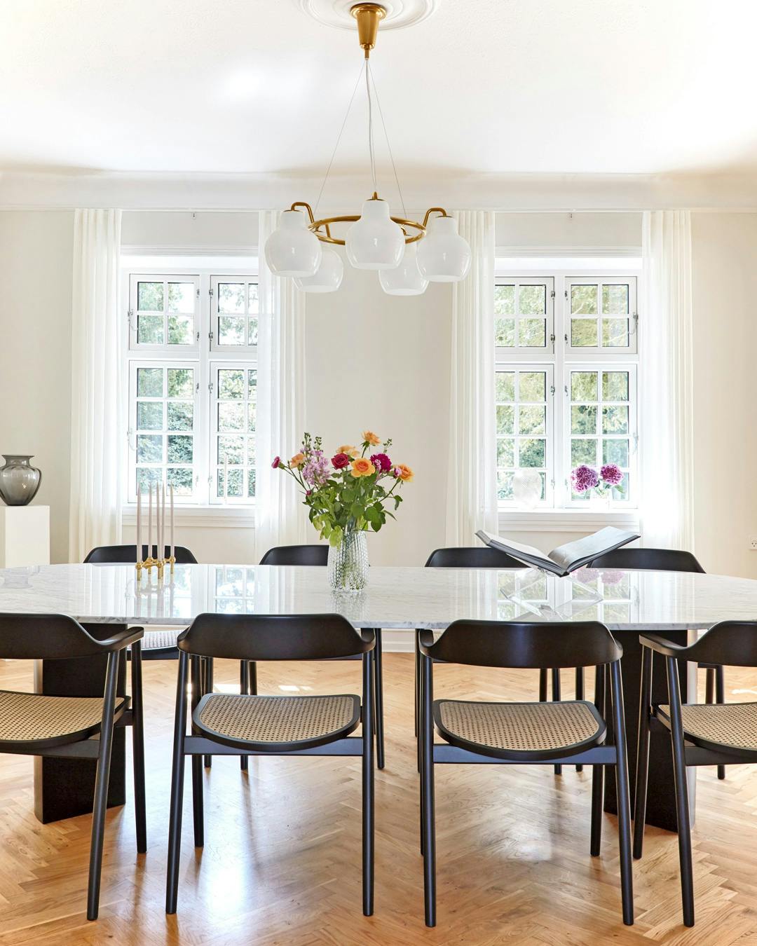 boligreportage_anne_nordbjerg_spisestue_sildebensparket_marmorbord